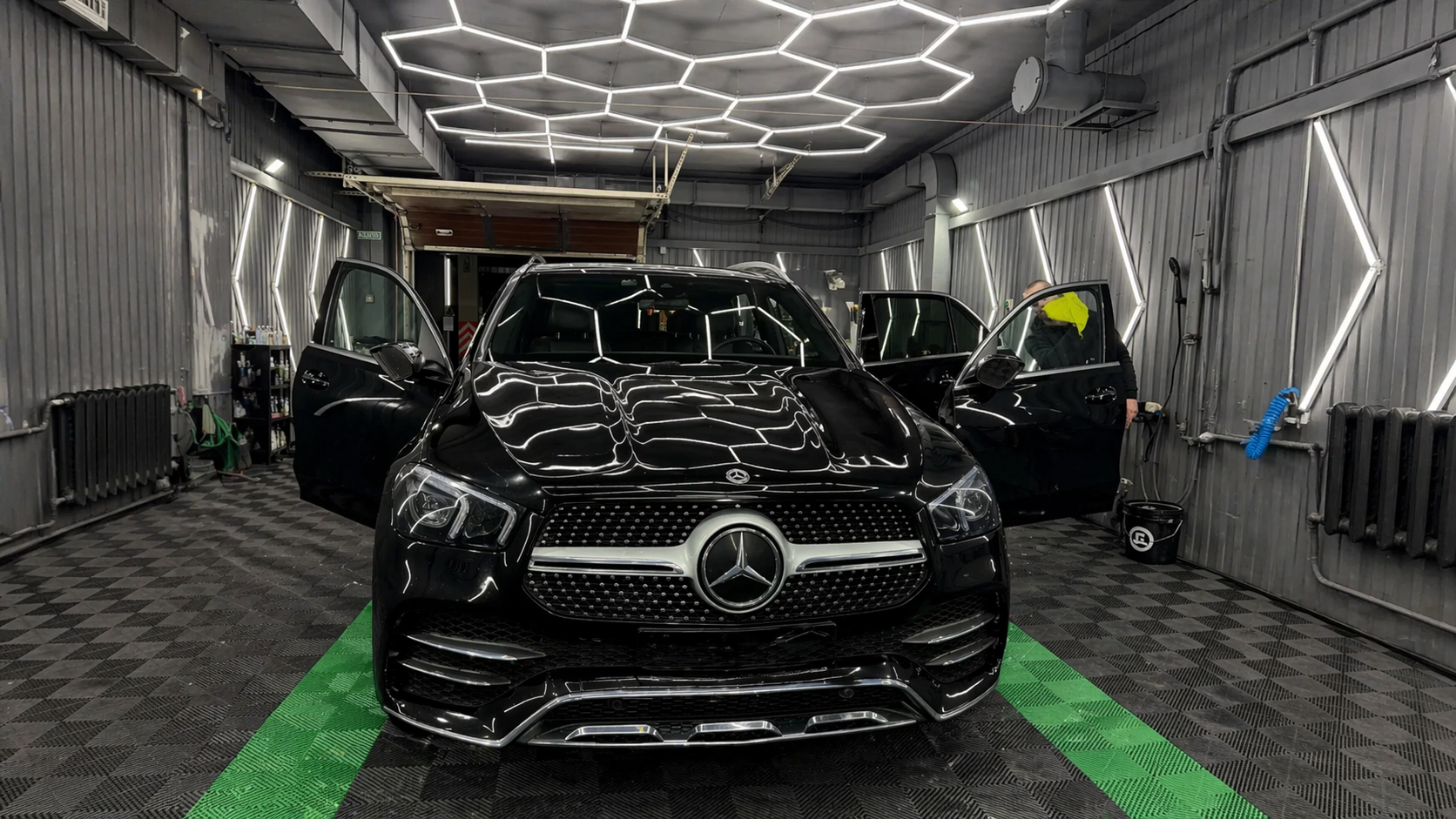 Комплексная мойка всего авто с вниманием к деталям - фото 2